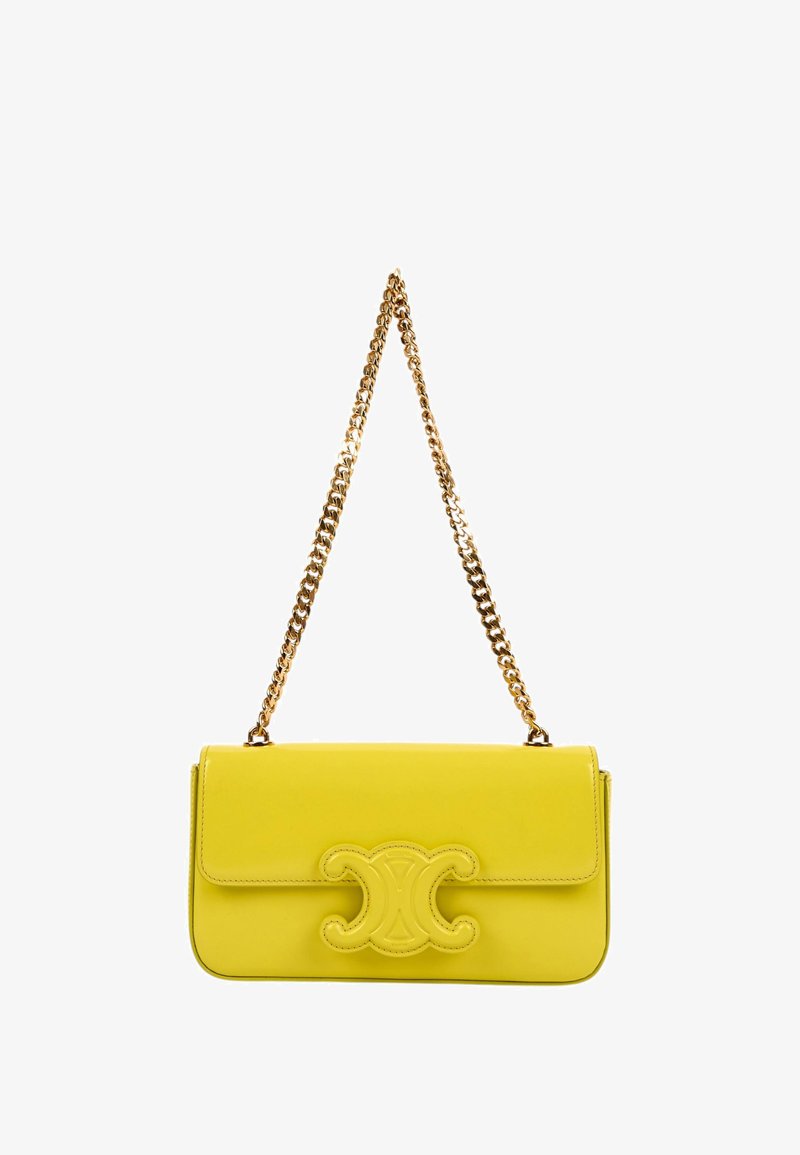 Sac à épaule en cuir jaune avec une bandoulière chaîne dorée et un logo double-C cousu sur le rabat avant.