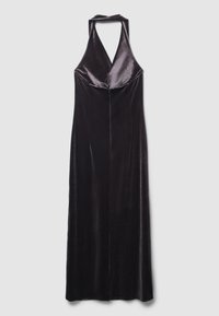 Langes, ärmelloses schwarzes Samtkleid mit einem Halterneck, tiefem V-Ausschnitt und einer vertikalen Naht vorne. Glatte Textur mit einem subtilen Schimmer.