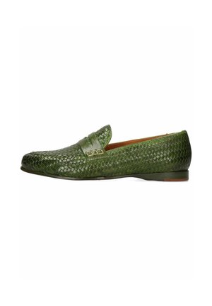 Mocassin en cuir tressé vert avec une silhouette basse. Présente une lanière en cuir lisse sur le devant et une semelle plate. Fini texturé sur l'ensemble.