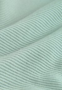 Tissu côtelé bleu-vert clair présentant une texture douce et un léger éclat, avec des lignes horizontales régulièrement espacées formant un motif ondulé.