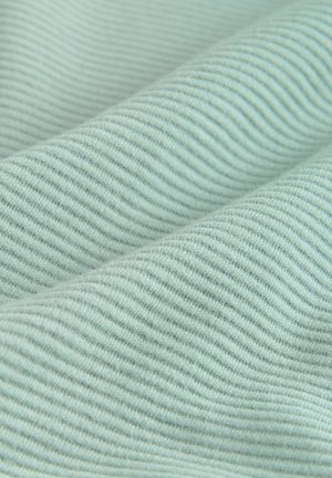 Tessuto a coste di un tenue verde acqua con una morbida texture e una leggera lucentezza, caratterizzato da linee orizzontali equidistanti che creano un motivo ondulato.