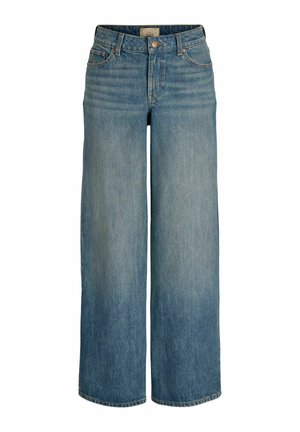 Blaue, hoch taillierte Jeans mit weitem Bein, vorne mit Knopf- und Reißverschluss, Gürtelschlaufen und fünf Taschen, auf weißem Hintergrund dargestellt.