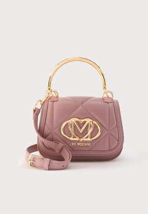 Fialovo-ružová prešívaná kabelka so zlatým kovovým logom v tvare srdca a horným uchom, s nastaviteľným ramenným popruhom a nápisom "Love Moschino".