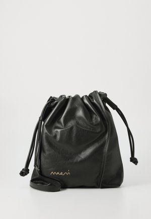 Borsa in pelle nera con chiusura a coulisse, texture morbida, forma arrotondata e logo minimalista in oro sul lato. Include una tracolla.