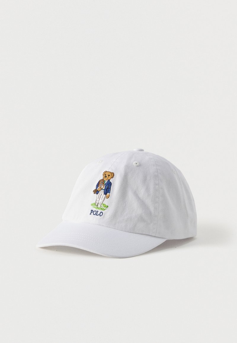 Λευκό καπέλο μπέιζμπολ με κεντημένη αρκούδα που φοράει πολό σύνολο και κρατάει μπάλα, κείμενο "POLO" κάτω από την αρκούδα στο εμπρός πάνελ.