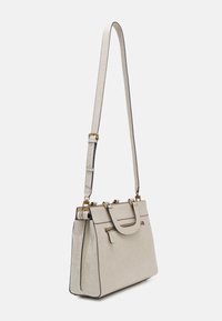 Beige struktureret håndtaske med krokodilletekstur, med guldfarvet hardware, en top-håndtag og en aftagelig skulderrem.