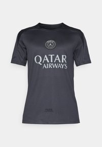 Ciemnoszary t-shirt z krótkim rękawem i okrągłym dekoltem, z okrągłym logo "QATAR AIRWAYS" w kolorze srebrnym oraz napisem "PARIS SAINT-GERMAIN" umieszczonym poniżej.