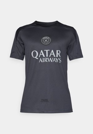 Tricou scurt cu mânecă în gri închis, cu guler rotund, având un logo circular, "QATAR AIRWAYS" în argintiu, și "PARIS SAINT-GERMAIN" tipărit dedesubt.