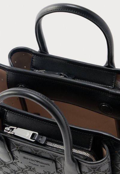 Μαύρη γυναικεία τσάντα Emporio Armani με διπλές λαβές, ορατή εσωτερική θήκη και ασημένιο φερμουάρ σε υφασμάτινο μοτίβο.
