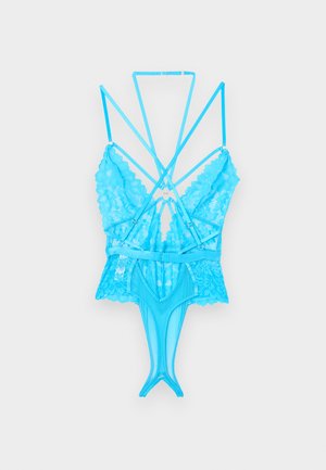 Modrý čipkovaný body na spodnú bielizeň so zložitými kvetinovými vzormi, tenkými nastaviteľnými ramienkami a sieťovinovými detailmi, zobrazený na bielom pozadí.