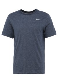 Granatowa koszulka Nike z krótkim rękawem i okrągłym dekoltem, z małym białym logo Nike na górnej lewej piersi.