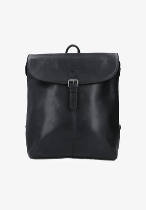 Mustmust valmistatud mustast nahast, millel on klapiga sulgemine, metallist kinnitusdetail, lapik kuju, sile tekstuur ja ülemine käepide kandmiseks.