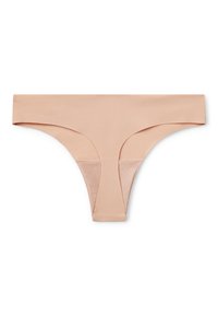 Naadloze huidkleurige stringonderbroek met een brede tailleband en zachte, gladde stof op een witte achtergrond.