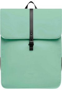 Mintgrønn ryggsekk laget av syntetisk materiale, med klaffelukking som har en svart stropp og spenne, teksturert overflate og avrundede kanter.
