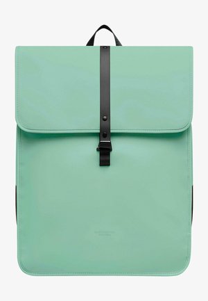 Sac à dos vert menthe en matériau synthétique, avec une fermeture à rabat dotée d'une sangle noire et d'une boucle, surface texturée et bords arrondis.