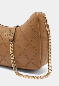 Borsa a tracolla in pelle marrone con texture, motivo a logo impresso, forma curvata e catena dorata. Dotata di chiusura con zip superiore.