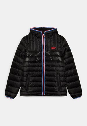 Doudoune noire Levi's avec capuche, fermeture éclair avant soulignée de rayures rouges, blanches et bleues, avec un petit logo rouge Levi's sur la poitrine.