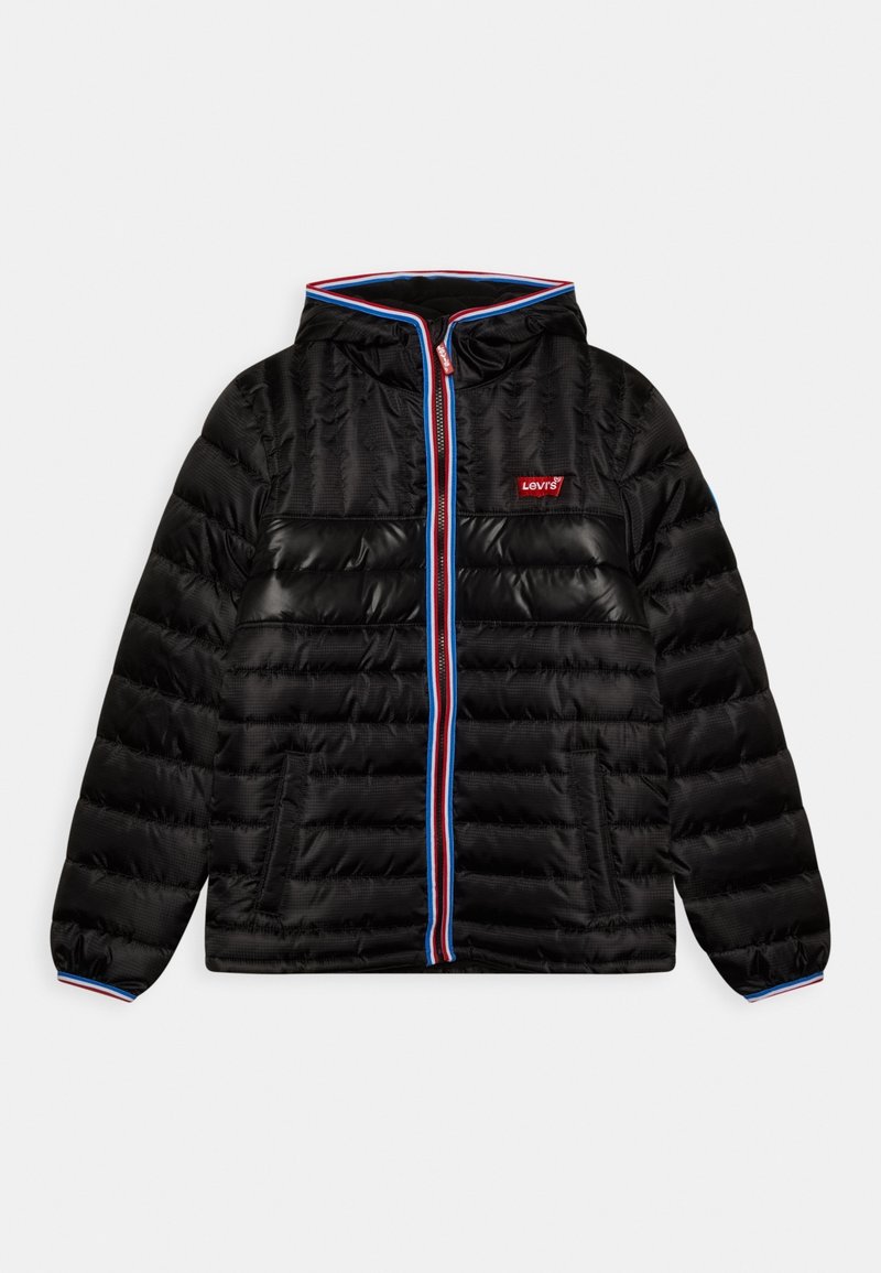 Doudoune noire Levi's avec capuche, fermeture éclair avant soulignée de rayures rouges, blanches et bleues, avec un petit logo rouge Levi's sur la poitrine.