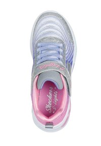 Zapatilla iluminada con una parte superior de malla plateada y púrpura, acentos rosas, cordones elásticos y un collar acolchado para mayor comodidad.