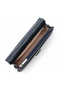 Portafoglio in pelle blu navy con finitura testurizzata e chiusura a zip. L'interno presenta una fodera beige e una tasca con zip per l'organizzazione.