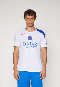 Maillot de sport blanc avec des accents bleus, présentant un col rond, des manches courtes et un logo pour Qatar Airways en texte bleu.