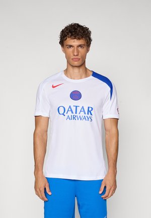 Hvid sportstrøje med blå detaljer, der har en rund halsudskæring, korte æermer og et logo for Qatar Airways i blå tekst.