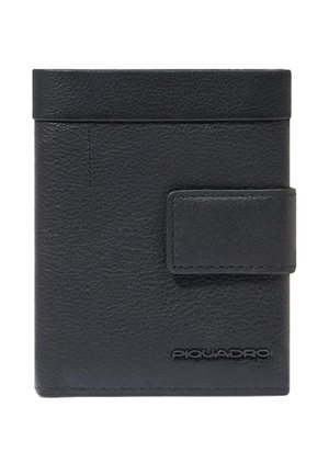 Schwarze Lederbrieftasche mit Druckknopfverschluss und geprägtem Markennamen "Piquadro" in der unteren rechten Ecke.