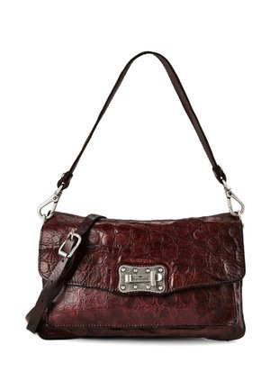 Bolso bandolera de cuero marrón oscuro con textura, con hebilla y detalles de cierre plateados, con correa ajustable y cierre con solapa.