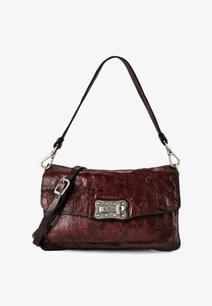 Bolso bandolera de cuero marrón oscuro con textura, con hebilla y detalles de cierre plateados, con correa ajustable y cierre con solapa.