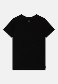 černé bavlněné tričko, krátké rukávy, klasický výstřih. Hladká textura, bez vzorů, jednoduchý design, s malou modrou nášivkou na lemu.