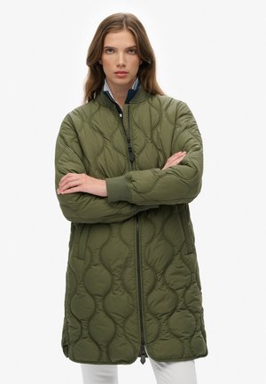 Lange, olijfgroene gewatteerde jas met een staande kraag, rits aan de voorkant en een getextureerd golfpatroon. Voorzien van gebreide manchetten en zijzakken.
