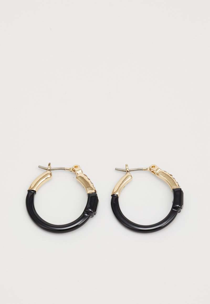 Boucles d'oreilles en forme de créole avec un design segmenté en or et noir, présentant une partie inférieure lisse et courbée et une partie supérieure texturée.