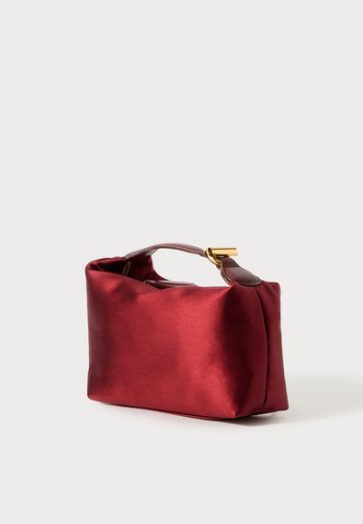 Satijnen rode handtas met een gestructureerde vorm, voorzien van een gebogen handgreep en gouden hardware. Glad oppervlak met minimale stiksels.