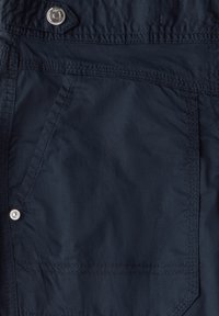 Granatowo-niebieska, lekka tkanina o teksturowanym wykończeniu, z boczną kieszenią, prostymi przeszyciami i metalowym zapięciem na zatrzask.