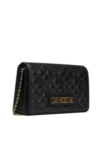 Svart kviltad faux läder plånbok med en guldfärgad "LOVE MOSCHINO"-skylt och en kedja rem. Har en rektangulär form och slät yta.
