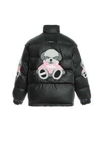 Chaqueta de plumas negra con tres diseños de ositos de peluche grises, que llevan suéteres rosas. Tela texturizada, puños elásticos y un cuello alto.