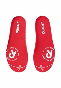 Czerwone wkładki z teksturowaną powierzchnią. Oferują logo w białym kolorze, hasło "radość ruchu" oraz rok "1944". Okrągły kształt palców.