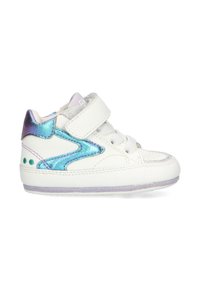 Witte hoge sneakers met klittenbandsluiting, iriserende blauwe accenten, textuurmateriaal en paarse zool. Bevat drie groene stippen op de hiel.