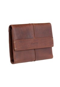 Portefeuille en cuir marron avec une texture, présentant un design à rabat sur le devant et un logo en relief. Forme compacte et minimaliste.