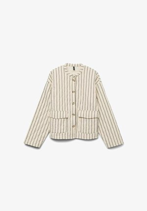 Kremasta jakna s tkanjem in mornarsko modrimi navpičnimi črtami, okroglim ovratnikom, petimi gumbi in dvema sprednjima žepoma. Mehka tekstura in sproščen kroj.