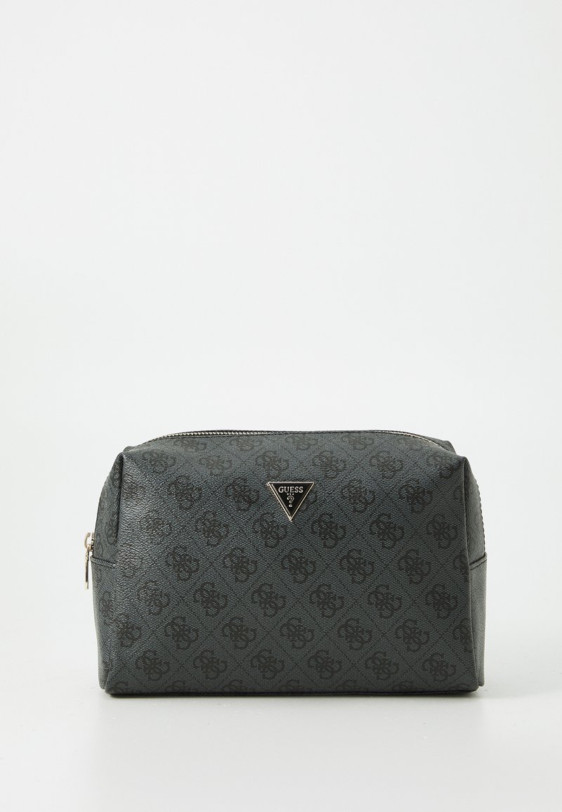 Temno siva kozmetična torbica z teksturirano površino, ki ima ponavljajoč se vzorec logotipa in trikotni kovinski logotip. Zadrga za zapiranje.