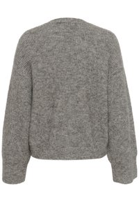 Grauer Strickpullover mit kastigem Schnitt, gerippter Textur und überschnittenen Schultern. Er hat einen runden Ausschnitt und keine sichtbaren Verschlüsse oder Verzierungen.