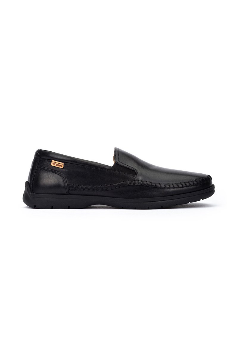 Zapatos negros tipo slip-on con parte superior de cuero suave, con costuras a lo largo de los lados y suelas de goma para un buen agarre. Diseño minimalista sin adornos.