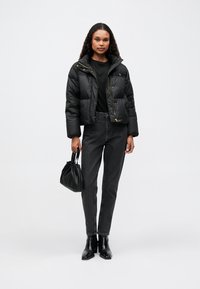 COACH HERITAGE CROPPED PUFFER - Jakna ispunjena paperjem - black