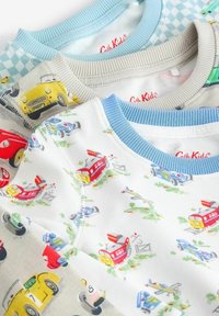 Tri dječja majica s grafikama šarenih automobila i vozila, s rebrastim izrezima u plavoj, sivoj i svijetloplavoj boji. Pamuk.