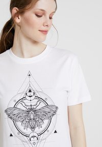 Mister Tee MOTH  - Trükipildiga T-särk - white