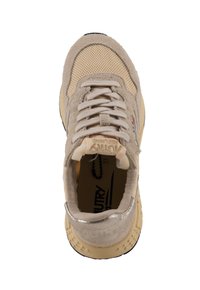 Sneakers beige in materiale scamosciato e mesh, punta rotonda, design con lacci piatti, dettagli metallici sul tallone, suola con battistrada dettagliato.