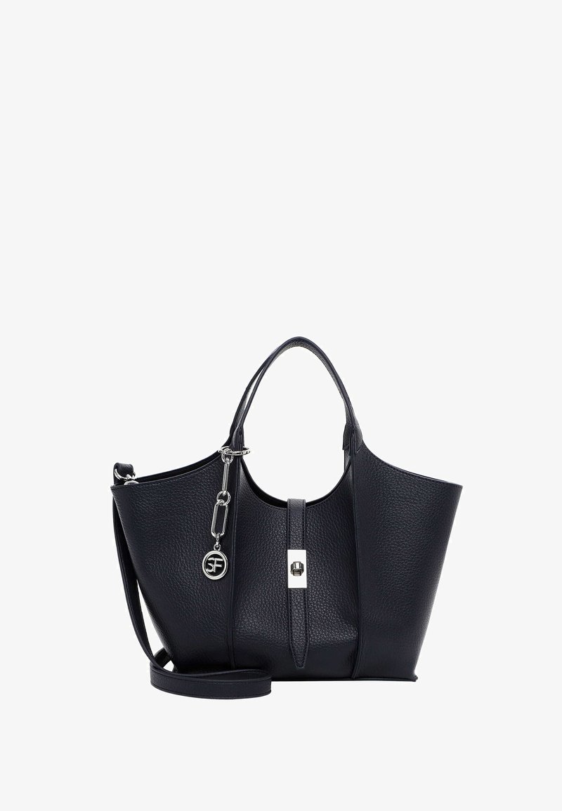 Bolso de cuero negro texturizado con asas superiores, una correa de hombro desmontable, una correa frontal con hebilla plateada y un colgante redondo con el logo en plata.