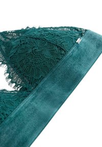Teal blonde bralette med blomster mønstre, blød velour bånd og fine blonde detaljer langs kanterne for et delikat udseende.