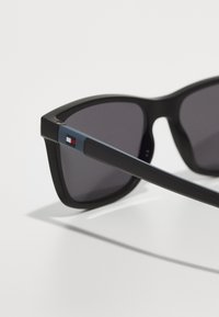 Tommy Hilfiger UNISEX - Ochelari de soare - matte black